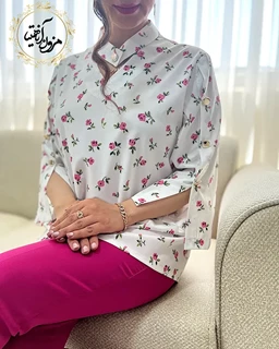 شومیز آستین سه دکمه سفید طرح شکوفه صورتی گلرو