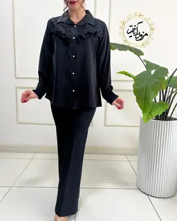 شومیز جلو دکمه مشکی طرح گیپوری چین دار آرمینا