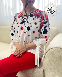 شومیز آستین واشری سفید طرح شکوفه باران قرمز