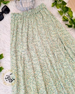 دامن زنانه نیم کلوش سبز طرح گلهای سفید گلزار