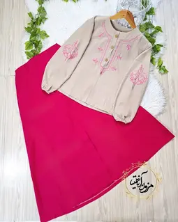 ست شومیز و دامن کرم سرخابی طرح گلدار ریز ژیلا