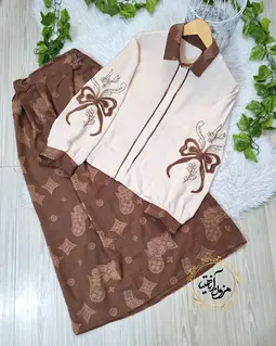 ست شومیز و دامن گلدار ون کلیف کرم شکلاتی طرح گلدوزی پاپیونی
