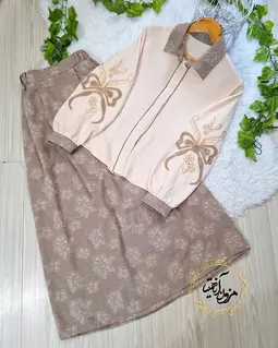 ست شومیز و دامن گلدار کرم خاکی طرح گلدوزی پاپیون