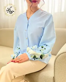 شومیز آستین پفی آبی طرح برگهای پیچک و رز سفید ملورا