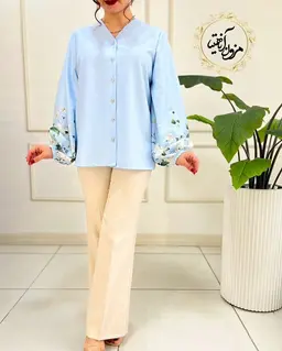 شومیز آستین پفی آبی طرح برگهای پیچک و رز سفید ملورا