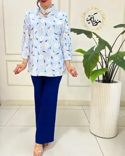 شومیز آستین سه دکمه آبی آسمانی طرح گلهای سفید رویا