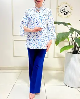 شومیز آستین سه دکمه سفید طرح برگ و گلبرگ آبی آندریا