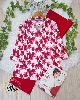 شومیز آستین سه دکمه سفید طرح شکوفه های سرخابی تیره سارا