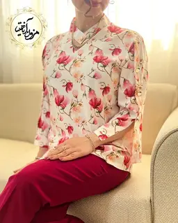 شومیز آستین سه دکمه سفید طرح گلهای سرخابی گلبهی مهدیس