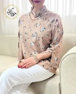 شومیز آستین سه دکمه نسکافه ای طرح شکوفه سفید لوسیا