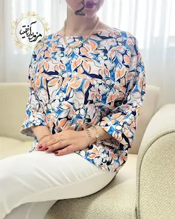 شومیز آستین سه ربع سفید طرح برگ و گلهای سورمه ای نارنجی چیدا