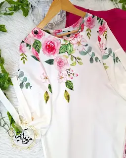 شومیز آستین واشری ریزشی سفید طرح رز صورتی آبرنگی رامند