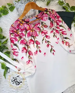 شومیز آستین واشری ریزشی سفید طرح گلهای آلستر سرخابی آدیسه