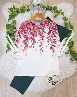 شومیز آستین واشری ریزشی سفید طرح گلهای آلستر سرخابی آدیسه