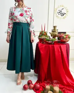 شومیز آستین واشری سفید طرح انار با ریسه برگ سبز هانار