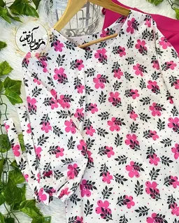 شومیز آستین واشری سفید طرح برگ و گلبرگ سرخابی مشکی
