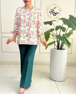 شومیز آستین واشری سفید طرح گلهای صورتی گلاب
