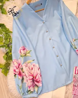 شومیز آستین پفی آبی تیره طرح رزهای صورتی السا