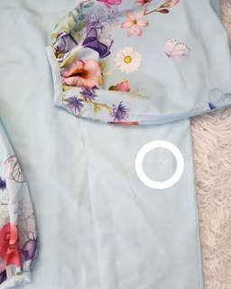 شومیز آستین پفی آبی طرح آستین با گل شقایق قرمز و پروانه رایکا سایز-1-تخفیفی