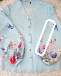 شومیز آستین پفی آبی طرح آستین با گل شقایق قرمز و پروانه رایکا سایز-1-تخفیفی