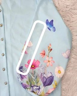 شومیز آستین پفی آبی طرح آستین با گل شقایق قرمز و پروانه رایکا سایز-1-تخفیفی