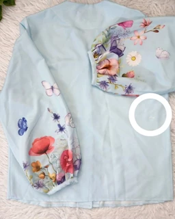 شومیز آستین پفی آبی طرح آستین با گل شقایق قرمز و پروانه رایکا سایز-1-تخفیفی