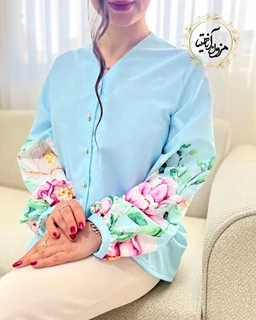 شومیز آستین پفی آبی طرح گلهای درشت سفید سرخابی رایکا