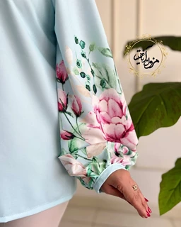 شومیز آستین پفی آبی طرح گلهای درشت سفید سرخابی رایکا