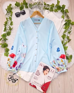 شومیز آستین پفی آبی طرح آستین با گل شقایق قرمز و پروانه رایکا سایز-1-تخفیفی