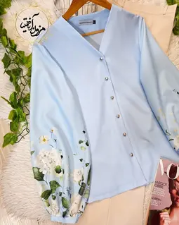 شومیز آستین پفی آبی طرح برگهای پیچک و رز سفید ملورا