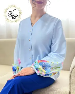 شومیز آستین پفی آبی طرح بنفشه های رنگی چکامه