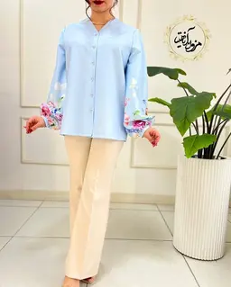 شومیز آستین پفی آبی طرح دشت گلهای رنگی آبنوس