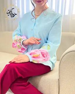 شومیز آستین پفی آبی طرح رز درشت صورتی شارین