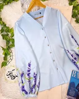 شومیز آستین پفی آبی طرح سنبل بنفش دانژه