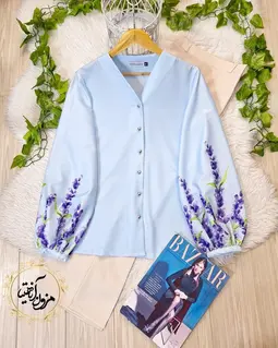 شومیز آستین پفی آبی طرح سنبل بنفش دانژه