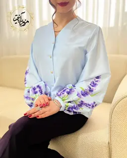 شومیز آستین پفی آبی طرح سنبل بنفش دانژه