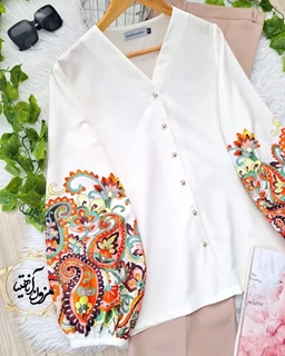 شومیز آستین پفی سفید طرح آستین با بته جقه های نارنجی آریانا