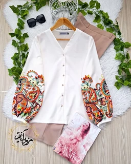 شومیز آستین پفی سفید طرح آستین با بته جقه های نارنجی آریانا