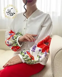 شومیز آستین پفی سفید طرح با گلهای شقایق و سنبل آریانا