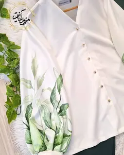 شومیز آستین پفی سفید طرح برگ و گلبرگ سبز نورا