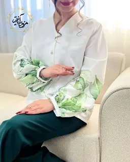 شومیز آستین پفی سفید طرح برگ و گلبرگ سبز نورا
