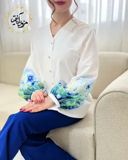شومیز آستین پفی سفید طرح دشت گلهای آبی راویس
