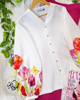 شومیز آستین پفی سفید طرح لاله های رنگی پریواز