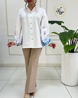 شومیز آستین پفی سفید طرح گلهای آبرنگی یاسی آبی جولیا