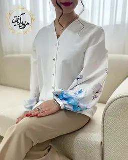 شومیز آستین پفی سفید طرح گلهای آبرنگی یاسی آبی جولیا