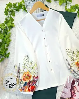 شومیز آستین پفی سفید طرح گلهای آلبالویی و نارنجی یمنا