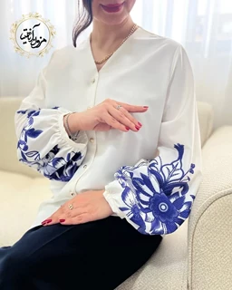 شومیز آستین پفی سفید طرح گلهای هاشوری کاربنی مانیسا