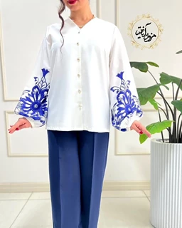 شومیز آستین پفی سفید طرح گلهای هاشوری کاربنی مانیسا