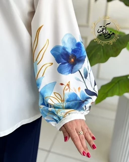 شومیز آستین پفی سفید طرح گلهای کاربنی آریانا