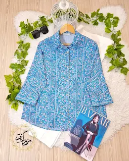 شومیز بیسیک جلو دکمه آبی طرح شکوفه های صورتی ساچلی